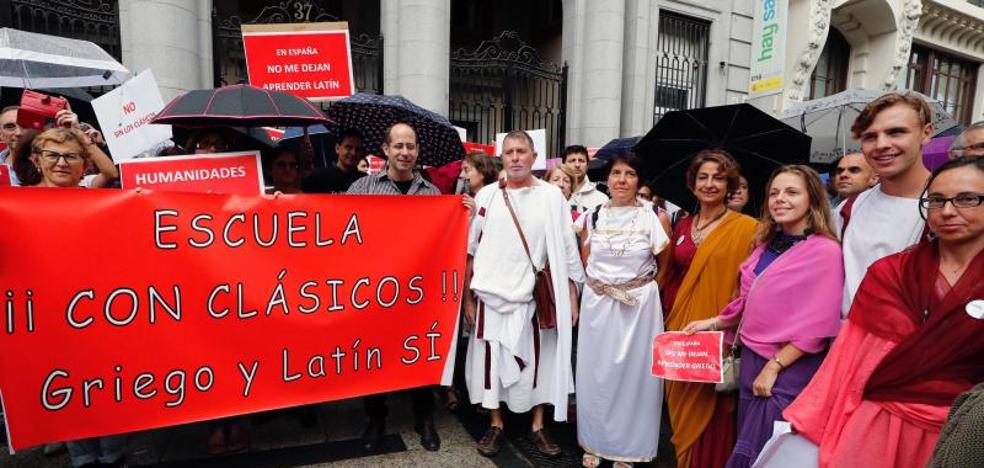 Una manifestación reclama al Gobierno que garantice las lenguas clásicas