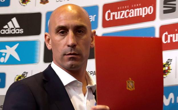 Rubiales se reunirá en la Moncloa antes de autorizar jugar en EE UU