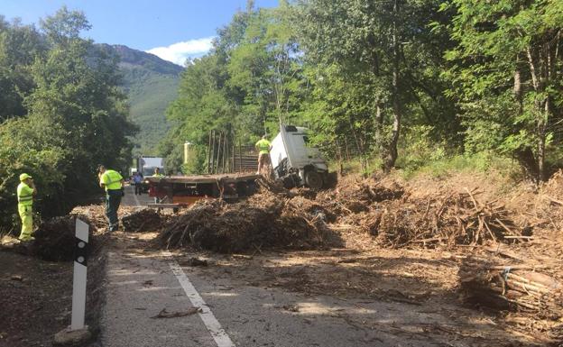 El vuelco de un camión en la Nestares corta la N-111 durante horas