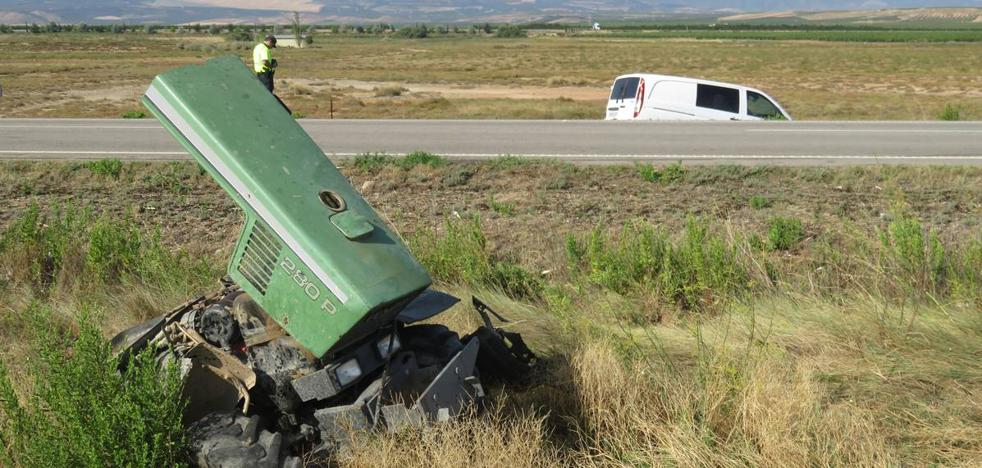 Cuatro heridos en Alfaro al chocar una furgoneta de temporeros y un tractor