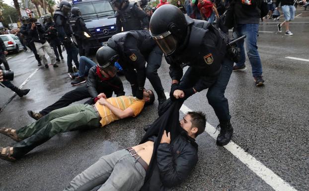 Se elevan a diez los policías nacionales imputados por las cargas del referéndum del 1-O