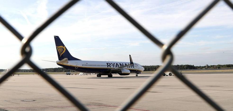 Los tripulantes de cabina amenazan a Ryanair con una huelga mensual