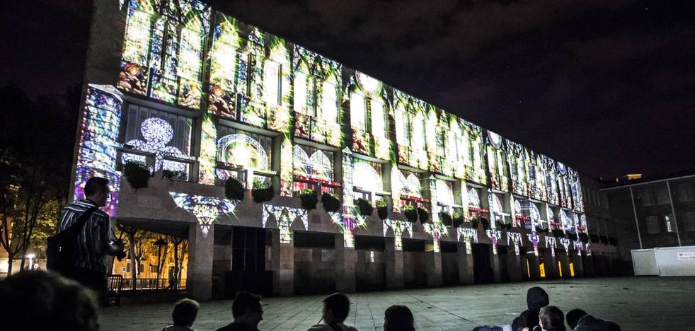 El Video Mapping en la fachada del Ayuntamiento embelesa a los logroñeses