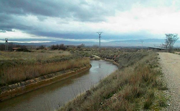 Una mujer auxiliada tras caer al canal de Lodosa