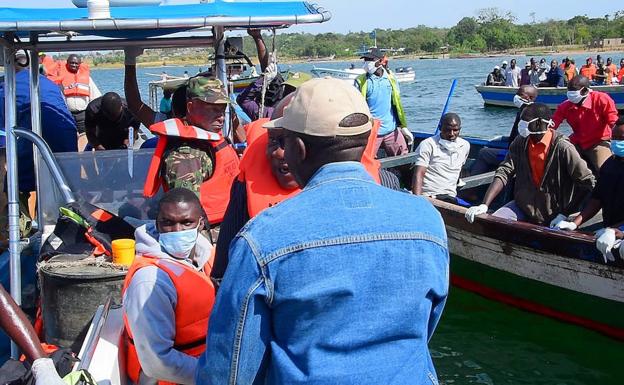 Hallan a un superviviente del naufragio en Tanzania, que deja más de 200 muertos