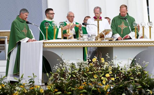 El Papa clama en el bastión católico de Lituania contra los horrores de la ocupación nazi y soviética