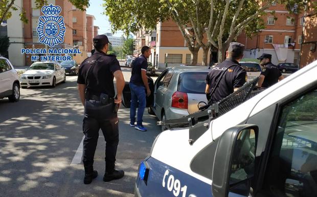 Detenidos dos hermanos de 15 y 16 años por robar en coches en La Estrella
