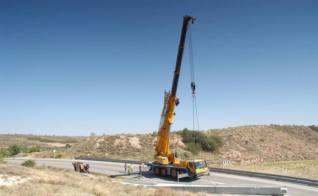 Cortada durante horas la LR-123 en El Villar por una viga caída de un transporte especial