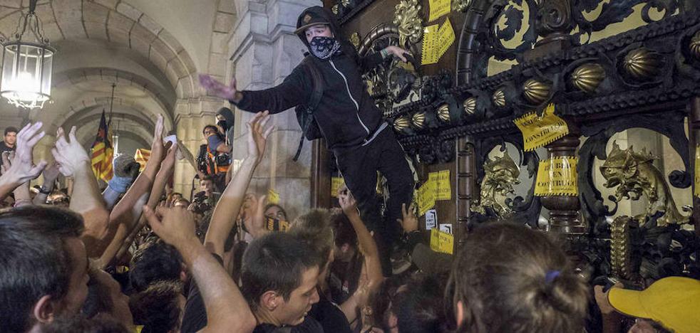 Los Mossos impiden con cargas el asalto de los radicales al Parlament