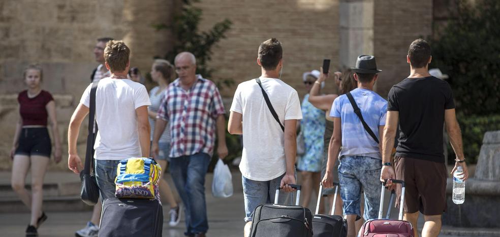 El primer verano sin récord de turistas desde 2011 pero aumentan su gasto