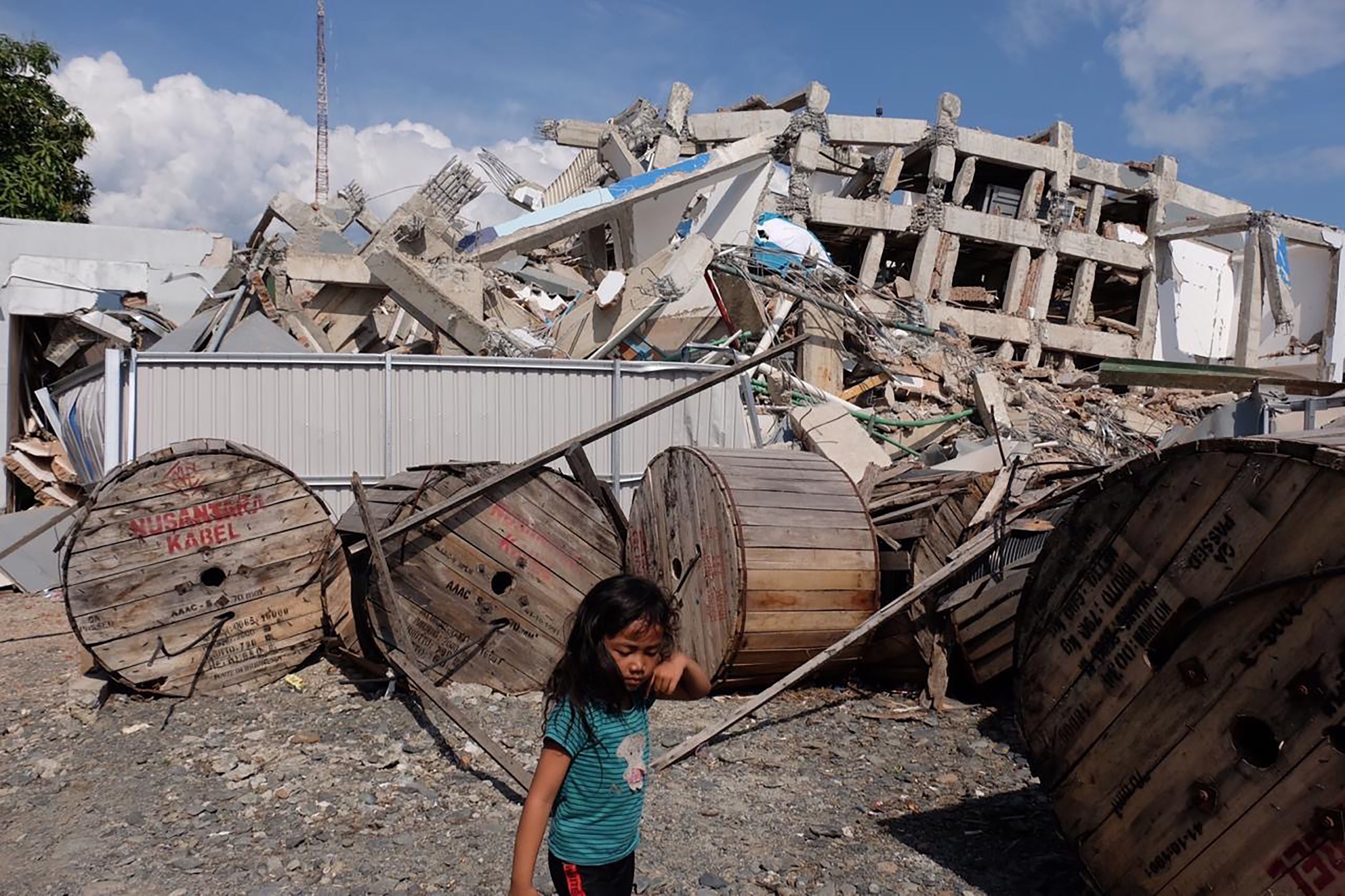 La ONU alerta del peligro de epidemias y de abuso de niños tras la catástrofe en Indonesia