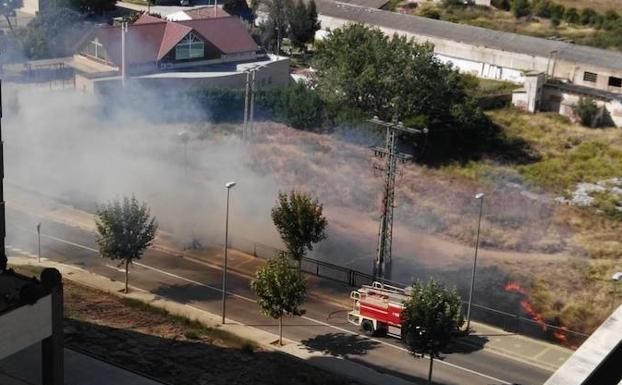 Incendio de maleza en una pequeña parcela próxima a varias viviendas en Calahorra