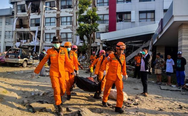 Sube a 1.424 la cifra de muertos por el seísmo y el tsunami en Indonesia