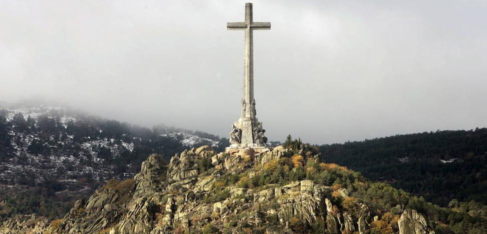 Los técnicos del Gobierno visitan la tumba de Franco para preparar la exhumación