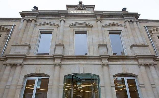 El fiscal pide 5 y 4 años de cárcel a un hombre y una mujer por tráfico de drogas en su casa y en un bar