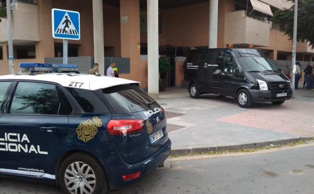 Un hombre arroja por la ventana a la hija de unos amigos en Málaga y se tira después