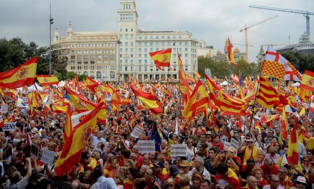 Miles de personas piden mano dura en Barcelona contra los líderes del 'procés'