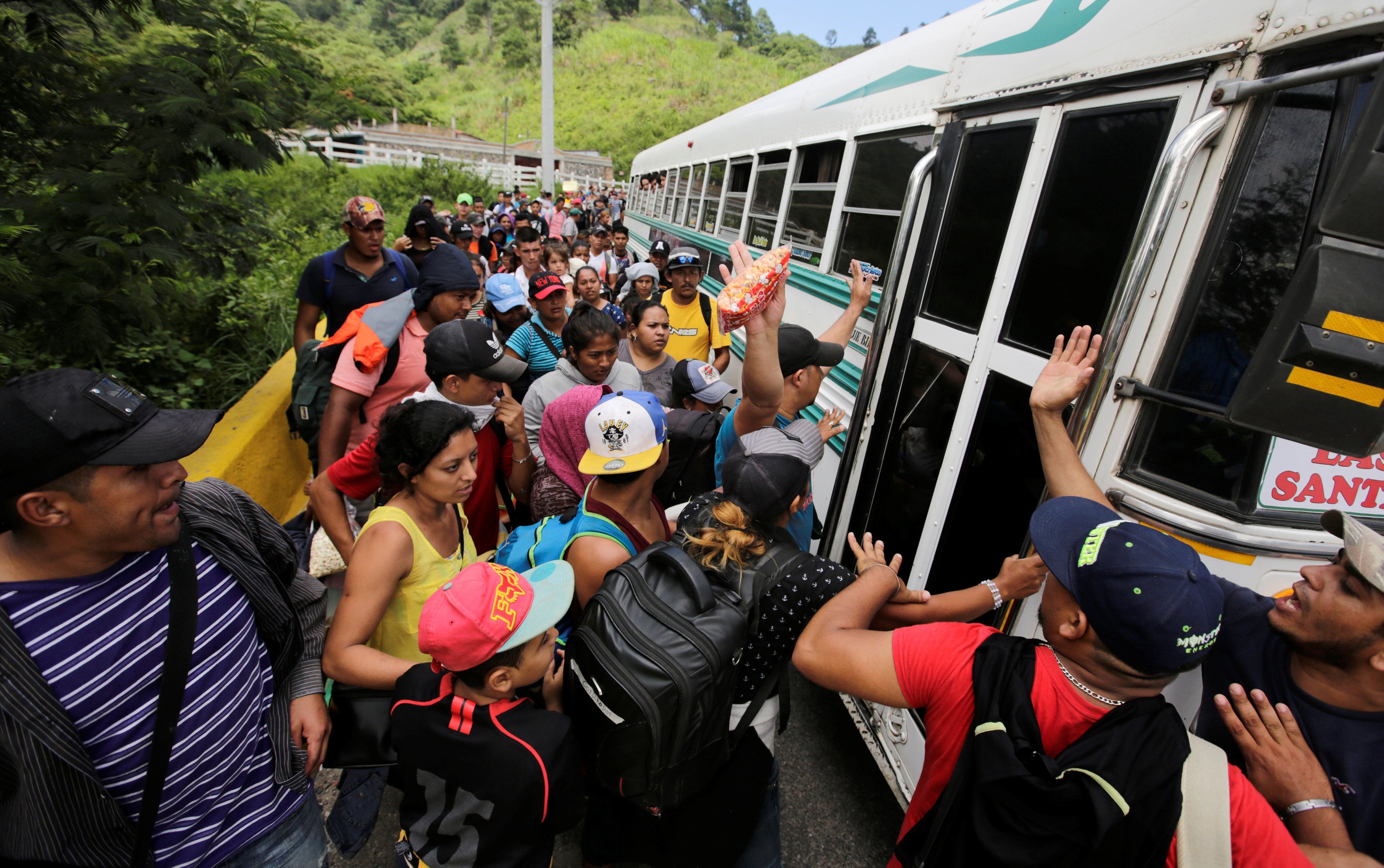 La caravana de mil hondureños que desafía la política migratoria de Trump