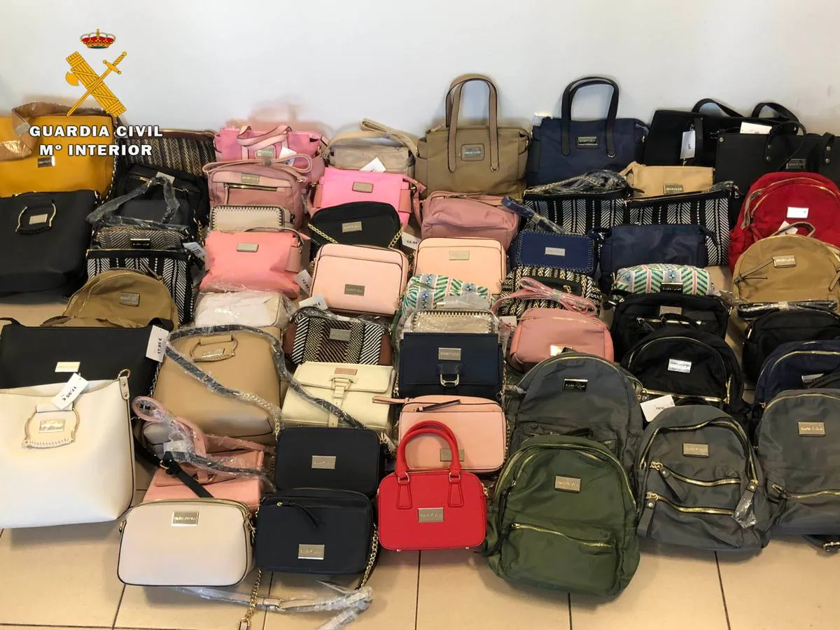Decomisados 196 bolsos falsos de 'Bimba & Lola' en una tienda de Calahorra | La