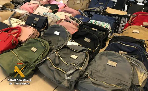 Decomisados 196 bolsos falsos de 'Bimba & Lola' en una tienda de Calahorra | La
