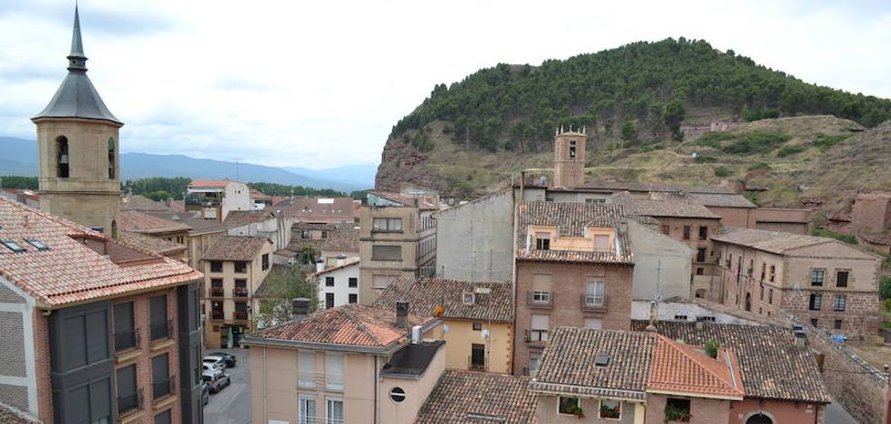 La brigada municipal comienza el repintado de los pasos de peatones de Nájera