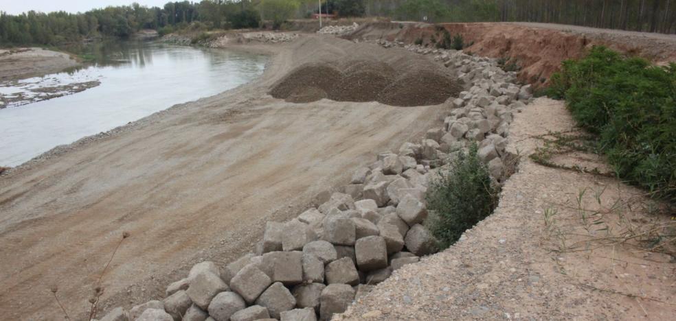 La CHE traslada 18.000 m3 de gravas de la isla del Estajao para recuperar su defensa