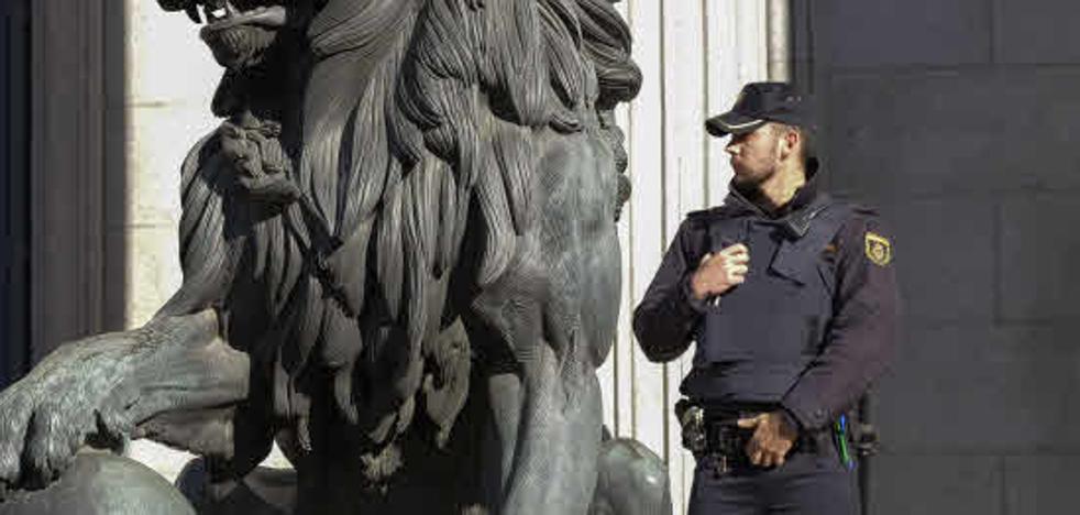 La Policía hace obligatorio el uso de los chalecos sin tener suficientes para los agentes