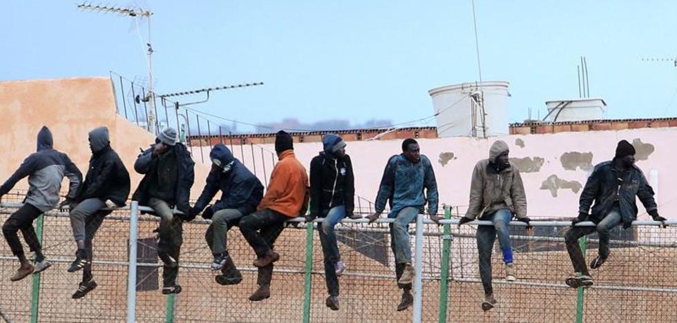 España expulsa a Marruecos a 55 de los 209 inmigrantes que saltaron la valla de Melilla