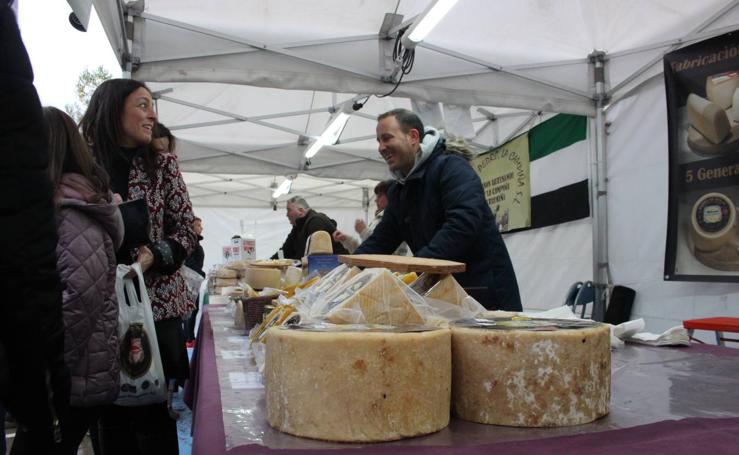 Disfrutando del queso en el festival de Munilla