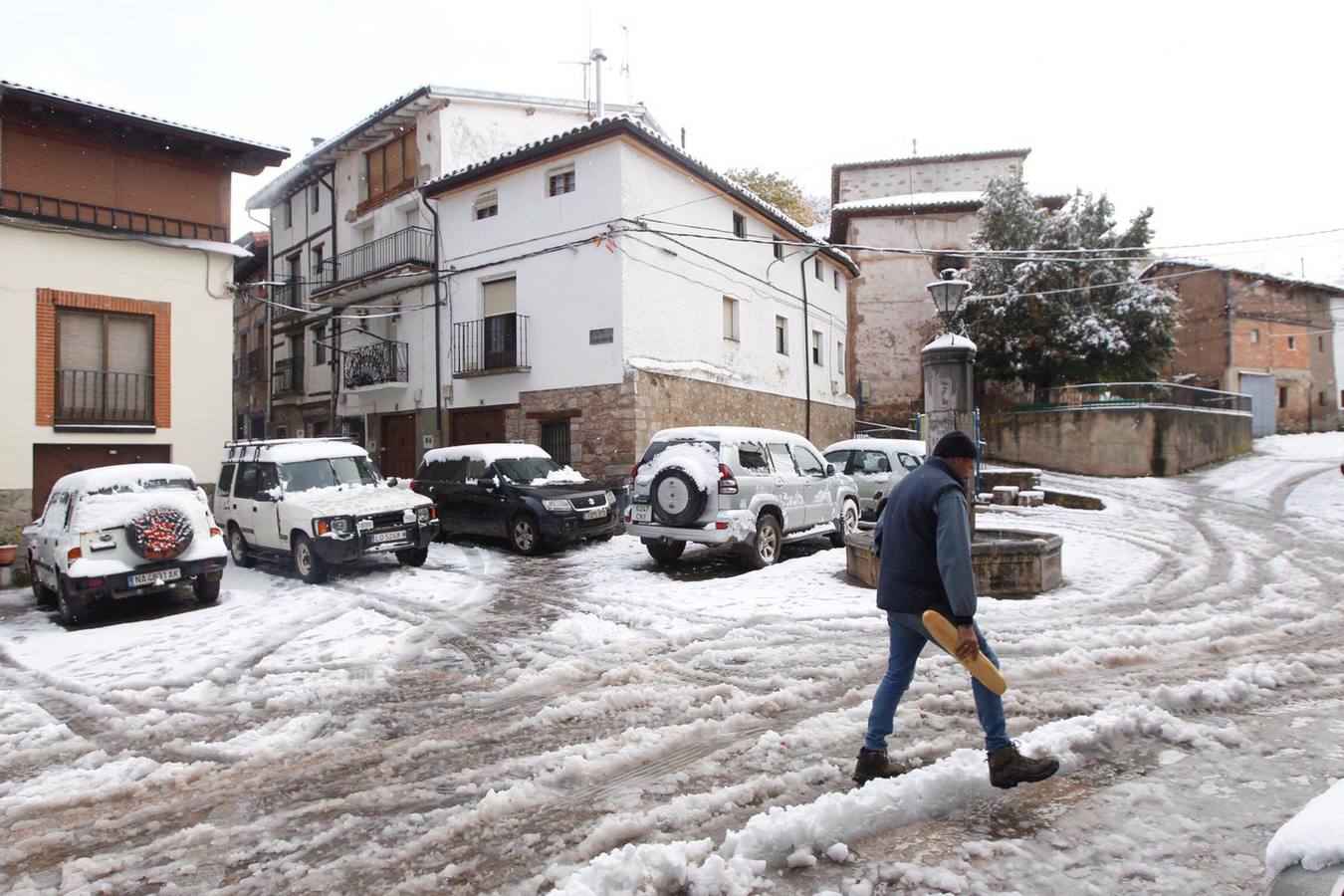 La nieve tiñe de blanco la sierra riojana