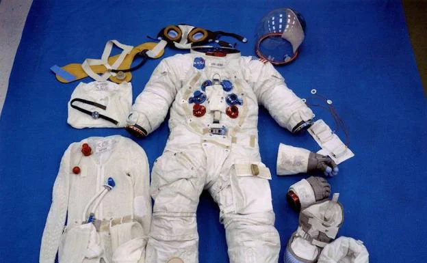 Subastan un traje de astronauta y una bandera de Neil Amstrong