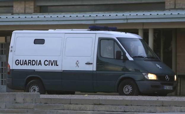 Atacan un furgón de la Guardia Civil para liberar a un alunicero