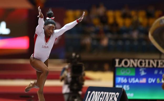 Biles también gana el oro en salto, pero cede en asimétricas