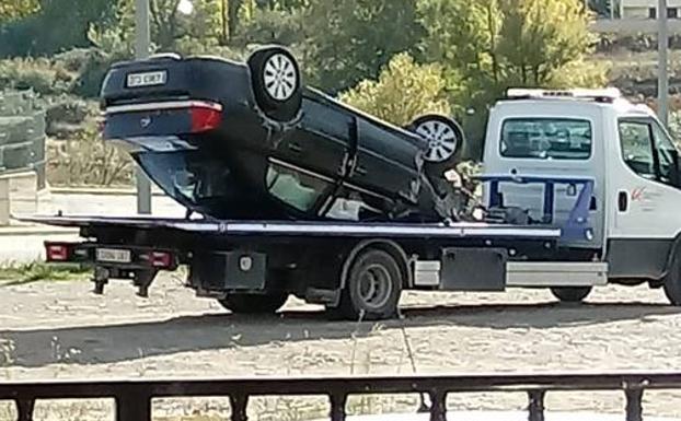 Herida una mujer al salirse su coche de la vía y volcar en la LR-123, en Cervera