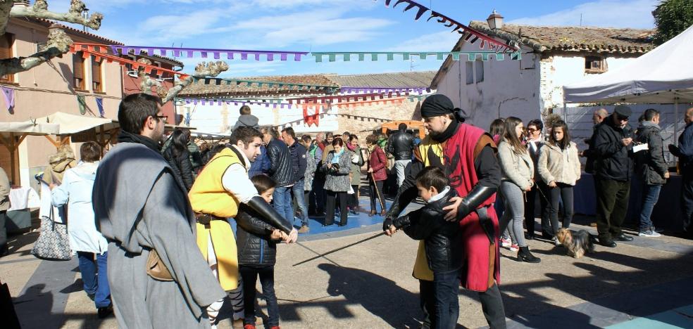 Numeroso público acudió a la cita medieval y con las castañas en Alesón