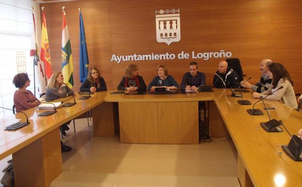 Los conductores de los autobuses urbanos de Logroño se forman para tratar a personas con discapacidad