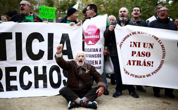 Una tímida protesta frente al Supremo exige reformar la ley hipotecaria