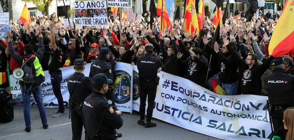 Miles de policías y guardias civiles rodean el Congreso para exigir su equiparación salarial