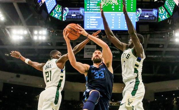 Marc Gasol se exhibió ante Antetokounmpo y Mirotic regresó con un 'doble-doble'