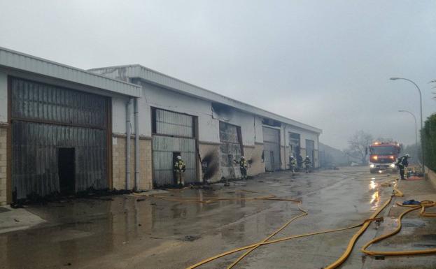 Un incendio en Samaniego afecta a 15 pabellones agrícolas