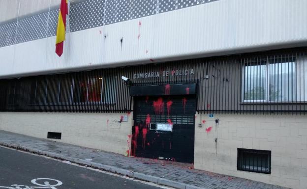 Arran ataca con pintura una comisaría de la Policía Nacional