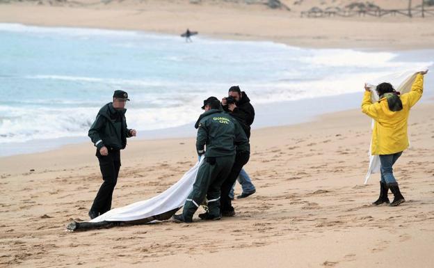 Hallado el vigésimo cadáver de la patera que naufragó hace diez días en Cádiz