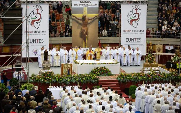 El obispo de la Diócesis, en el centro, durante la celebración de la eucaristía en la tarde de ayer en la plaza de toros de La Ribera. /Sonia Tercero
