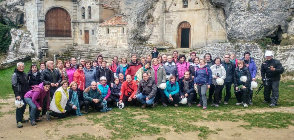 Cincuenta personas participaron en un viaje a Ojo Guareña y Puentedey, ayer