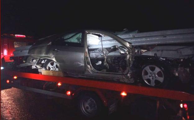 Milagro en la AP-68: un coche atravesado por el quitamiedos... y sin heridos