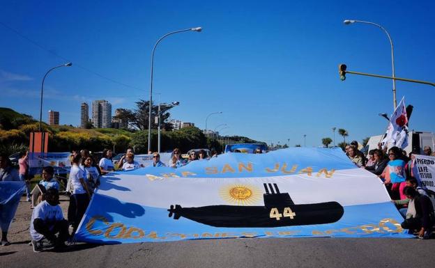 Los familiares de las víctimas del submarino argentino se manifiestan para que lo refloten