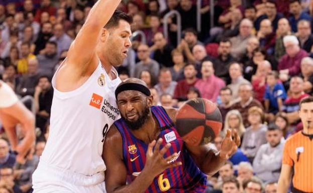 La defensa y los triples de Kuric dan el liderato al Barcelona