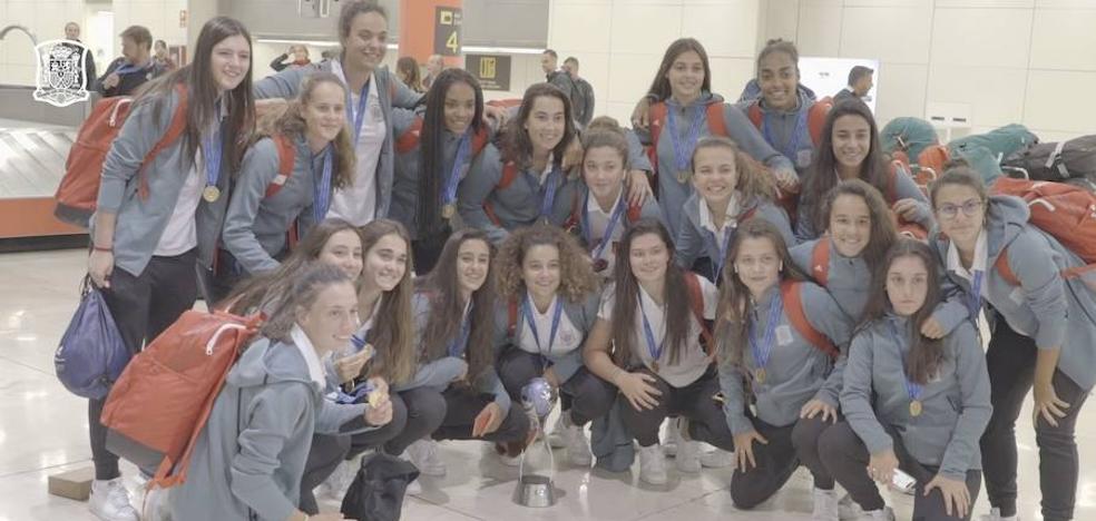 España aterriza en Madrid al grito de 'campeonas del mundo'