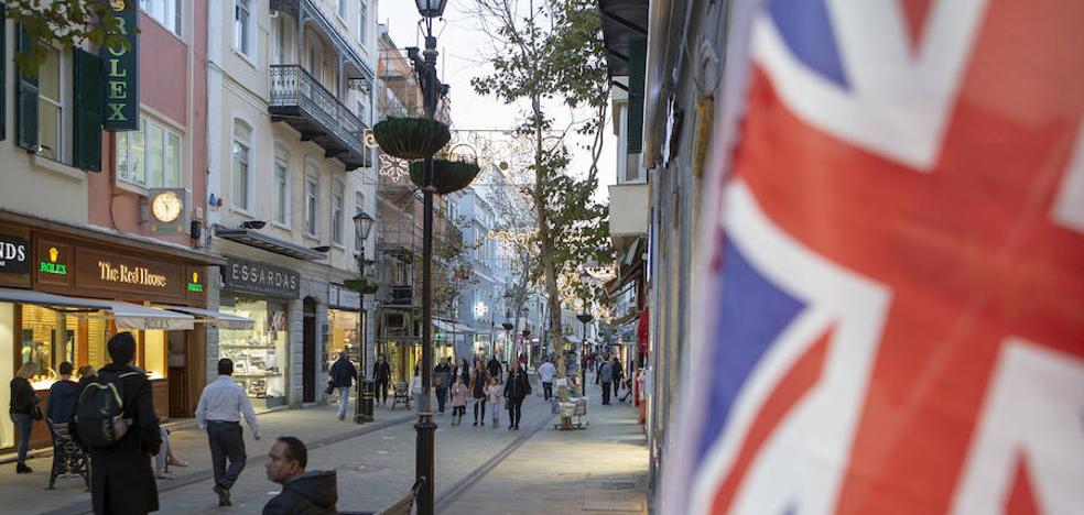 Gibraltar denuncia la incursión en sus aguas de un buque español con el himno español a toda voz