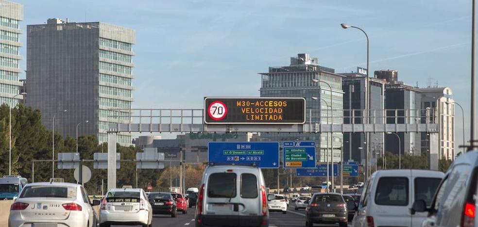 La contaminación nubla el puente a los conductores en Madrid